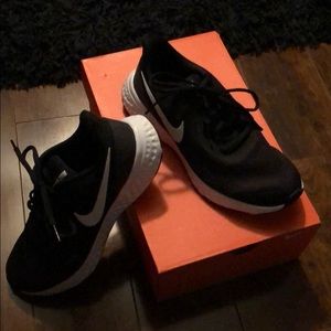 Nike Revolution 5 tennis shoes